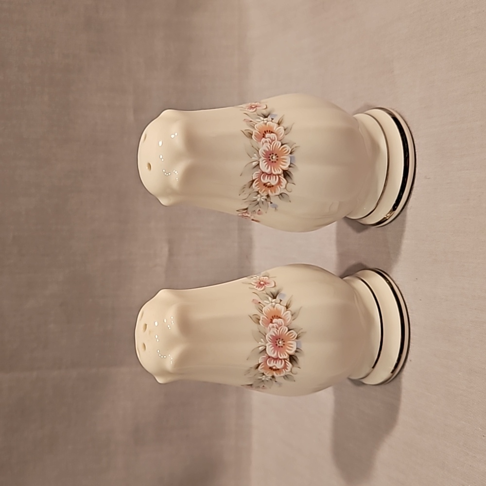 NEW Noritake Rothschild 7293 Salt & Pepper Shakers Ivory China